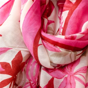 Vue détaillée du motif floral de feuilles d'érable rouges sur l'écharpe en coton