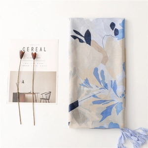 Sciarpa con fiori blu acquerello e nappe in cotone lino per protezione solare