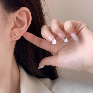 Boucles d'oreilles papillon dorées exquises avec pierres de zircon pour femmes