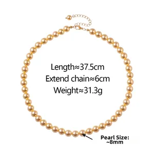 Détail du collier de perles dorées avec chaîne d'extension réglable et fermoir mousqueton