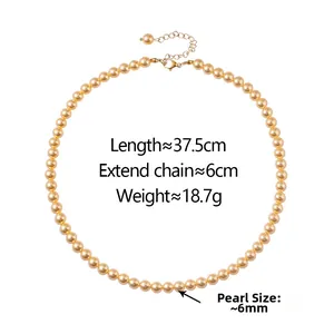 Vue détaillée du collier de perles dorées montrant la longueur de 37,5 cm et le fermoir