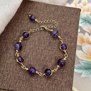 Bracelet fait main en améthyste violette avec perles dorées et chaîne réglable