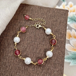 Bracelet chaîne dorée fait main avec quartz fraise rose et perles nacrées blanches