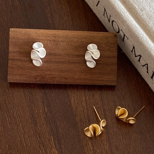 Matte unregelmäßige gefaltete Wellenohrstecker in Gold und Silber im Retro-Stil