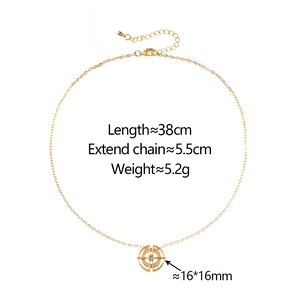 Détail du pendentif sphère astronomique dorée avec zircons incrustés sur chaîne fine