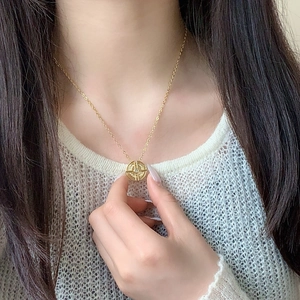 Élégant collier pendentif orbe céleste doré avec pierre zircon sur chaîne fine pour femme