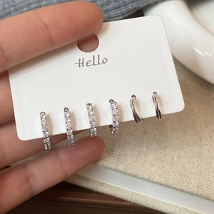 Parure de 6 boucles d'oreilles argentées en zircon avec créoles et textures torsadées