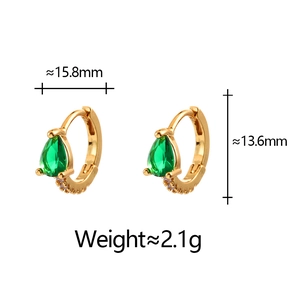 Dimensions détaillées des boucles d'oreilles dorées avec zircon émeraude et mesures