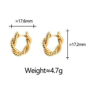 Détail des créoles dorées torsadées affichant la largeur de 17,6mm et hauteur de 17,2mm