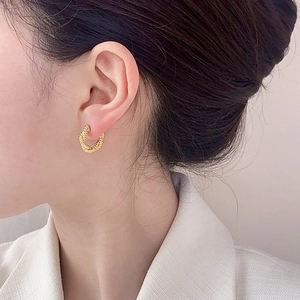 Élégantes boucles d'oreilles créoles dorées torsadées en C avec texture métal raffinée