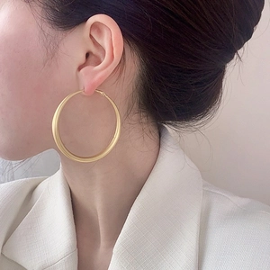 Grandes boucles d'oreilles créoles dorées mates pour femmes avec design cercle élégant