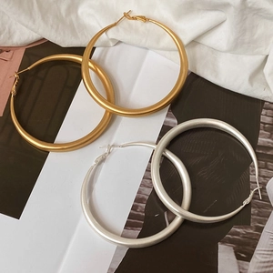 Grands anneaux d'oreilles mats minimalistes en or et argent pour femmes