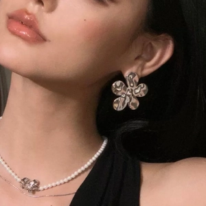 Boucles d'oreilles fleurs vintage en argent et collier de perles multicouche en vue