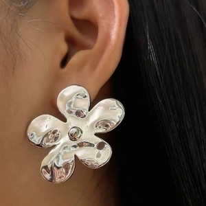 Boucles d'oreilles fleurs vintage en argent avec texture métal liquide sur l'oreille