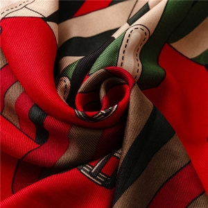 Vue macro d'un foulard en soie montrant des sangles en cuir et un tissage sergé