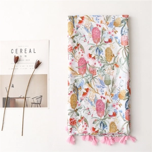 Écharpe en coton et lin avec fleurs australiennes et glands roses sur fond blanc