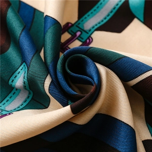 Vue détaillée d'un foulard en soie de luxe avec motif élégant de chaînes et de ceintures