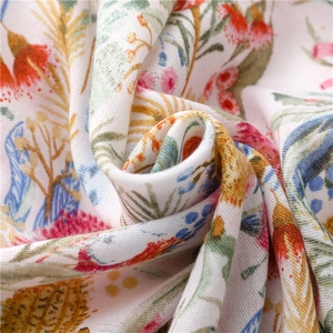 Vue détaillée du tissu en coton et lin à motif floral botanique sur fond ivoire