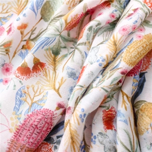 Vue détaillée de l'imprimé floral australien sur la texture douce du tissu en coton et lin