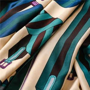 Vue détaillée du foulard en soie ethnique montrant les motifs et la texture du sergé