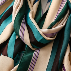 Gros plan du tissu d'une écharpe en soie de luxe avec motifs rayés rétro et textures fines