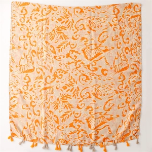 Detail eines bedruckten Boheme-Schals mit orangefarbenen Quasten und Leinen-Haptik