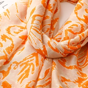 Detailstruktur eines leichten Baumwoll-Leinen-Schals mit orangefarbenem Korallenprint