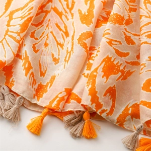 Detail eines böhmischen Schals mit orange-beigem Druck und weichen handgemachten Fransen