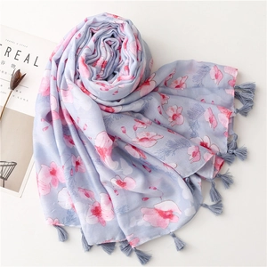 Vintage floral scarf in soft light purple with delicate fringe and cotton-linen texture