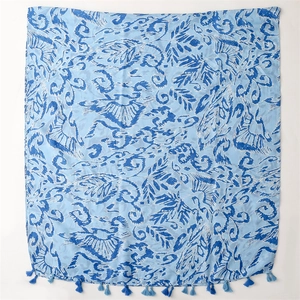 Detail eines hellblauen Baumwollschals mit Boho-Blattmuster und weichen Fransenanhängern