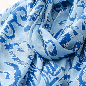 Detail des blauen abstrakten Drucks auf weichem Baumwoll-Leinen-Schal mit Textur