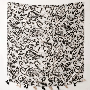 Detail eines Baumwoll-Leinen-Schals mit schwarzen abstrakten Drucken und Fransen