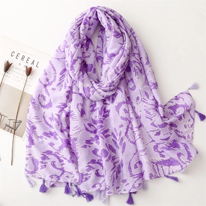 Nahaufnahme von lavendelfarbenem Schal mit violettem Blattmuster und Fransenrand