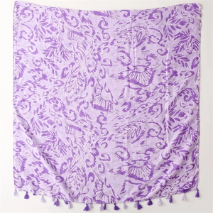 Detail eines lila Schals mit Leinenhaptik, abstrakten Blattmustern und weichen Fransen