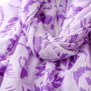 Makrodetail eines weichen lavendelfarbenen Schals mit feiner Textur und Fall