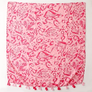 Detail eines rosa Baumwoll-Leinen-Schals mit abstrakten Blattmustern und Fransen