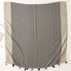 Écharpe à motifs géométriques rétro beige avec franges noires pour protection solaire