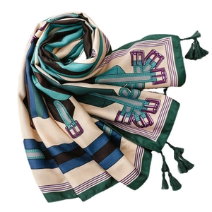 Élégante écharpe en soie avec motifs de ceinture vintage et pompons verts sur fond blanc