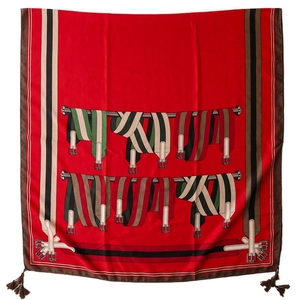 Carré en soie rouge avec imprimé boucle de ceinture rétro et détails de glands à franges