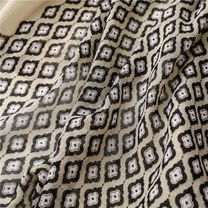 Gros plan du motif floral géométrique sur le tissu doux en fil de Bali de l'écharpe