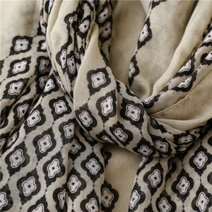 Détail du motif floral géométrique bohème sur un tissu de écharpe respirant en coton