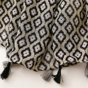 Détail de tissu à motifs géométriques vintage avec texture et glands bicolores