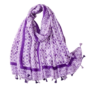 Purple linen-feel scarf with clover patterns and tassels for an elegant look