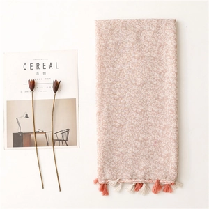 Châle d'été à imprimé floral rose doux avec pompons pour protection solaire de plage