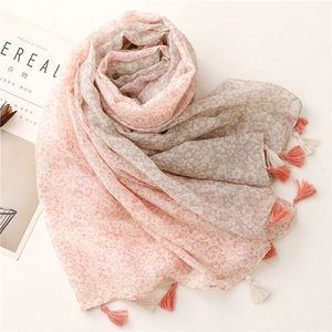 Écharpe en mousseline florale avec dégradé rose et glands pour protection solaire d'été