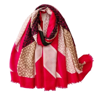 Elegante sciarpa fucsia e beige con motivo geometrico, frange e stampe monogramma