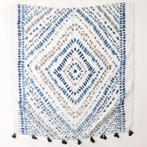 Detailansicht Schal mit blauen geometrischen Rauten und dekorativen Quasten am Rand