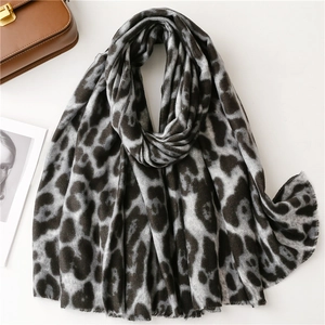 Sciarpa leopardata da donna, scialle spesso effetto cashmere con frange per l'inverno