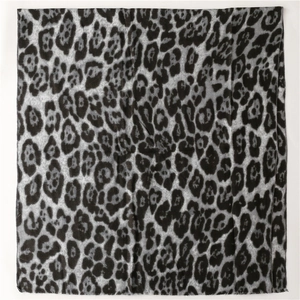 Dettaglio del motivo leopardato su una morbida sciarpa invernale effetto cashmere