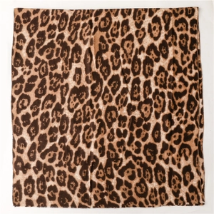 Texture dettagliata della sciarpa in finto cashmere con classica stampa leopardata